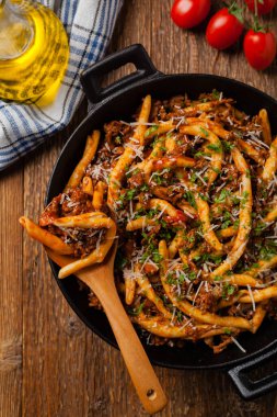 Makarna al ferretto ve ragu bolonez. Üst görünüm.