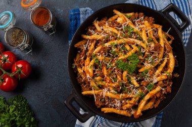 Makarna al ferretto ve ragu bolonez. Üst görünüm.