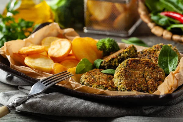 Spanac Vegetarian Chiftele Broccoli Servite Cartofi Prăjiți Privire Frontală — Fotografie, imagine de stoc