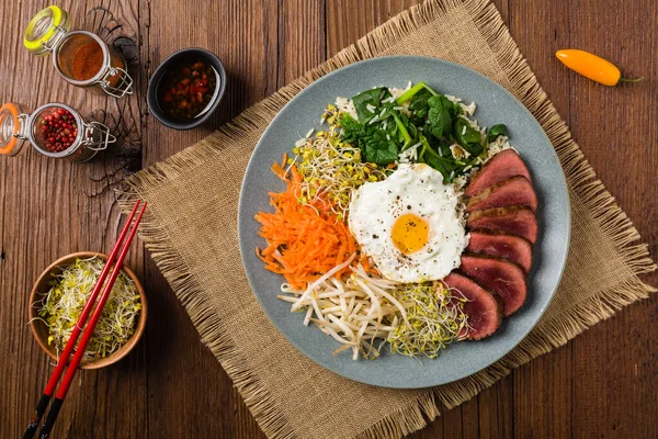 Korean Beef Dengan Tauge Bayam Dan Telur Goreng Tampilan Atas — Stok Foto