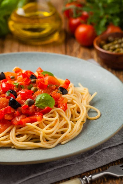 Italienische Spaghetti Alla Pultanesca Mit Tomaten Und Oliven Serviert Ohne — Stockfoto