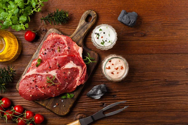 Bistecca Cruda Manzo Pronta Essere Grigliata Accessori Griglie Concetto Spazio — Foto Stock