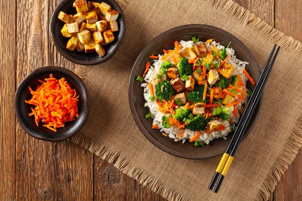 Tofu Riz Légumes Servir Sur Une Assiette Brune Avec Des — Photo