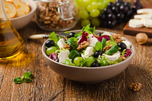 Italian Spring Salad Goat Cheese Grapes Walnuts Served Croutons — Stock Photo, Image