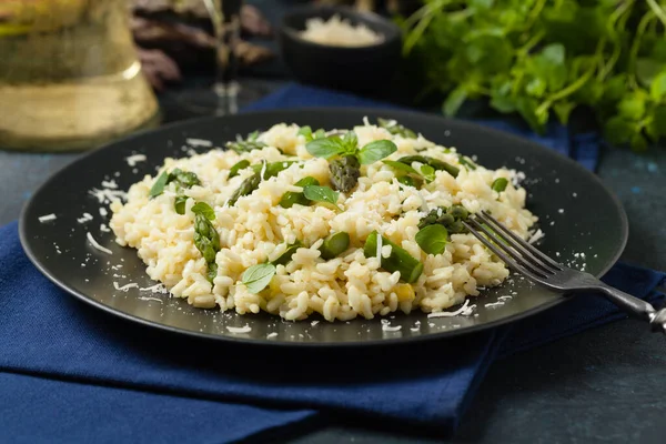 Klassisches Italienisches Risotto Mit Spargel Frontansicht Dunkelblauer Hintergrund — Stockfoto