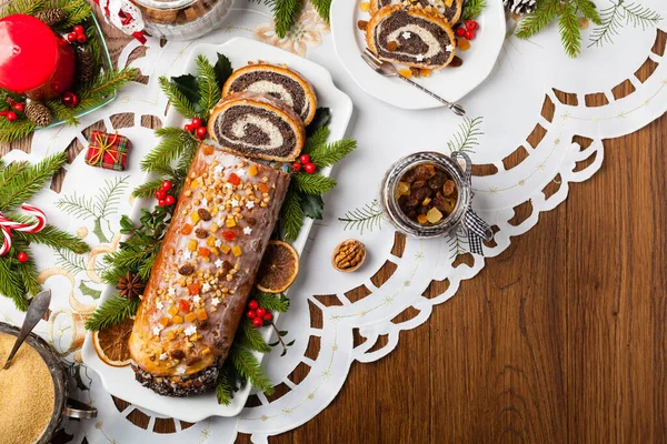 Mohnroulade Weihnachtsdekoration Serviert Mit Kaffee Oder Tee Ansicht Von Oben — Stockfoto