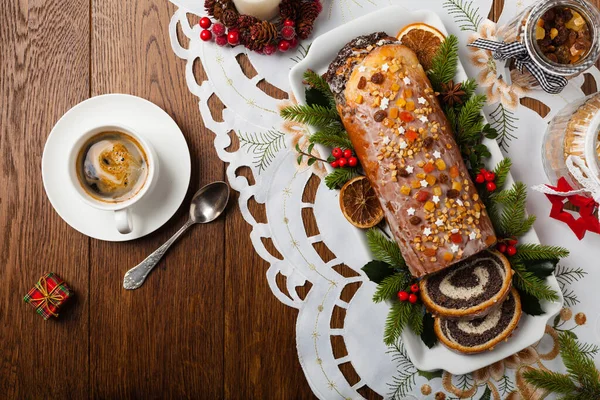 Roulade Semillas Amapola Decoración Navidad Sirve Con Café Vista Superior — Foto de Stock