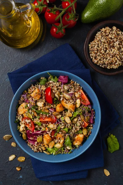 Kinoalı Salata Avokado Tavuk Üst Manzara Mavi Bir Kasede Servis — Stok fotoğraf