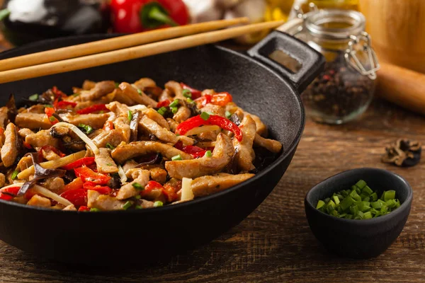 Schweinekotelett Mit Paprika Champignons Und Bambus Serviert Mit Reis Frontansicht — Stockfoto