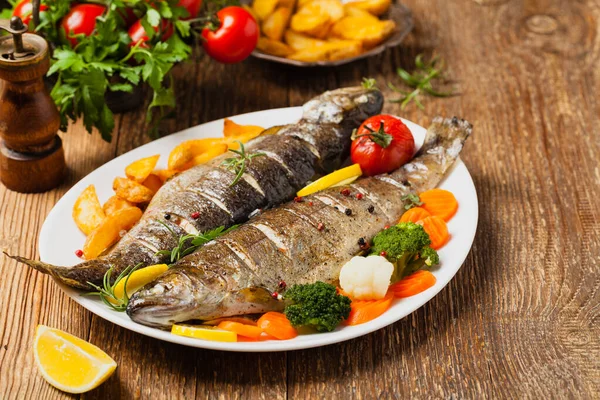 Gegrilde Hele Forel Geserveerd Met Gebakken Aardappelen Vooraanzicht — Stockfoto