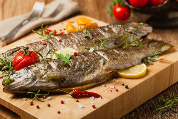 Izgara alabalık. Fırında patatesle servis edilir. Ön görünüm. 