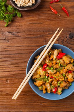 Tavuk kung pao. Fıstık ve biberli kızarmış tavuk parçaları. Üst Manzara. Düz yatıyordu. 