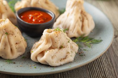 Geleneksel Gürcistan usulü etli börek. Khinkali. Geleneksel Gürcistan ekmeğiyle servis edilir. Ahşap arkaplan. 