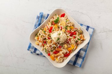 Çin erişteli salata, tavuk, biber ve salatalık. Taş arkaplan.