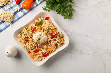 Çin erişteli salata, tavuk, biber ve salatalık. Taş arkaplan.