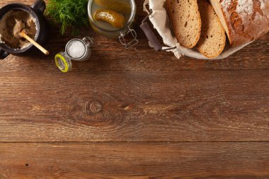 Domuz yağı ve salatalık turşulu sandviç. Geleneksel olarak çıtırtılı ve soğanlı domuz yağı. Dereotuyla süslenmiş..