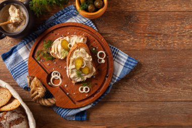 Domuz yağı ve salatalık turşulu sandviç. Geleneksel olarak çıtırtılı ve soğanlı domuz yağı. Dereotuyla süslenmiş..