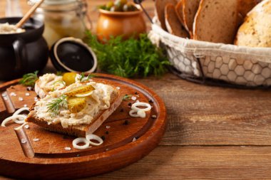 Domuz yağı ve salatalık turşulu sandviç. Geleneksel olarak çıtırtılı ve soğanlı domuz yağı. Dereotuyla süslenmiş..