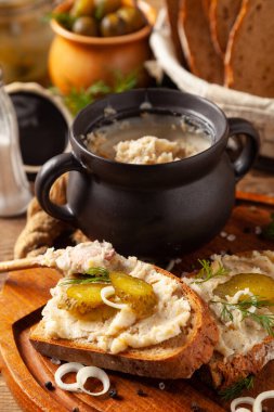 Domuz yağı ve salatalık turşulu sandviç. Geleneksel olarak çıtırtılı ve soğanlı domuz yağı. Dereotuyla süslenmiş..