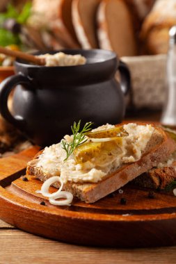 Domuz yağı ve salatalık turşulu sandviç. Geleneksel olarak çıtırtılı ve soğanlı domuz yağı. Dereotuyla süslenmiş..