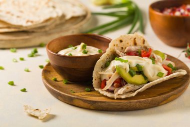 Domates salsa soslu mini tortilla, avokado ve haşlanmış tavuk. Ön görünüm. 