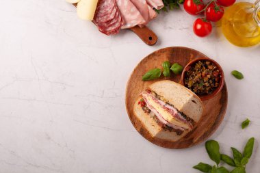 Muffuletta. Peynirli, jambonlu ve zeytinli sandviç. New Orleans 'ta geleneksel bir tarif. Üst görünüm.