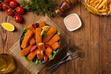 Mavi kasede salatalı balık çubukları. Üst görünüm.