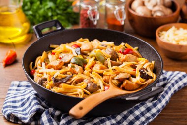 Tavuk, bambu ve mantarlı Endonezya makarnası. Üst görünüm. 