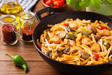 Tavuk, bambu ve mantarlı Endonezya makarnası. Üst görünüm. 