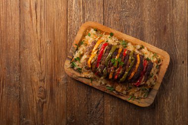 Lahana turşusuyla kızartılmış domuz budu. Ahşap arkaplan.