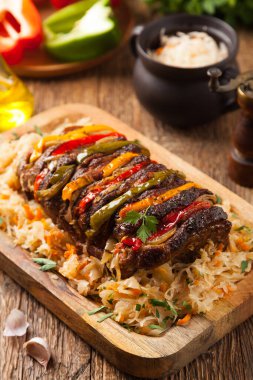 Lahana turşusuyla kızartılmış domuz budu. Ahşap arkaplan.