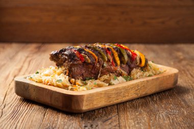 Lahana turşusuyla kızartılmış domuz budu. Ahşap arkaplan.