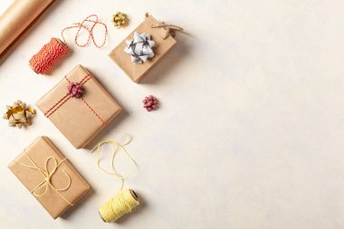 Hediye paketi. Paketleme aksesuarları ve hediyelerle dolu parlak bir arka plan. Yaratıcı kompozisyon. Tarif için yer. Üst görünüm.