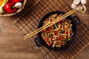 Biberli domuz pirzolası, mantar ve bambu. Pirinçle servis edilmiş. Yukarıdan aşağıya.