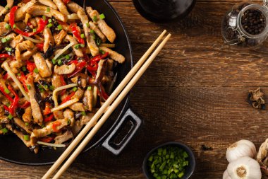 Biberli domuz pirzolası, mantar ve bambu. Pirinçle servis edilmiş. Yukarıdan aşağıya.