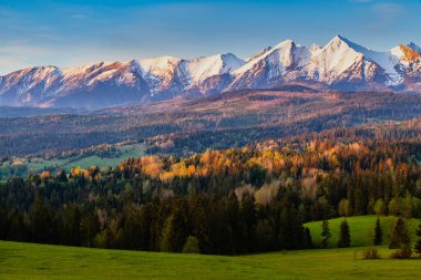 Tatra Dağları üzerinde güzel bir gün doğumu. Güneşin altın ışıklarıyla aydınlatılan karla kaplı tepeler. Belianske Tatralarının Görünümü.