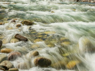 Güzel yeşil çayırlar ve Bialka Nehri 'nin en üst manzarası, Tatra Dağları' nın karla kaplı zirveleri. Havadan bak. İnsansız hava aracından görüntüle.