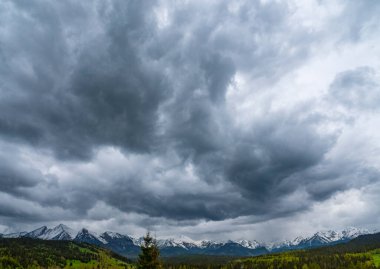 Tatra Dağları 'nın tepelerinde fırtına bulutları. Polonya.