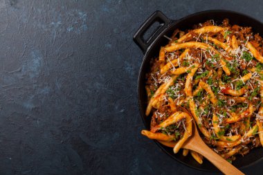 Makarna al ferretto ve ragu bolonez. Üst görünüm.