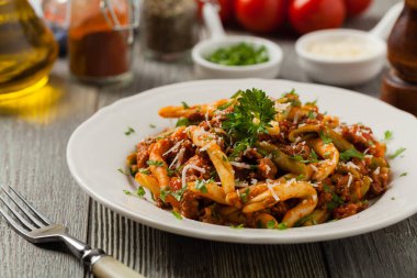 Makarna al ferretto ve ragu bolonez. Ön görünüm.