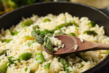 Klasik İtalyan pilavı ve kuşkonmaz. Ön manzara. Koyu mavi arkaplan.