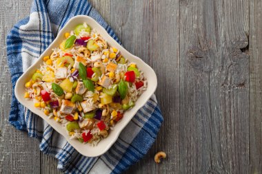 Pirinç, tavuk, fıstık ve sebzeli salata. Üst görünüm. 