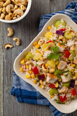 Pirinç, tavuk, fıstık ve sebzeli salata. Üst görünüm. 