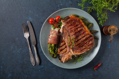 Izgara, orta pişmiş biftek. Kuşkonmazla servis edilir..