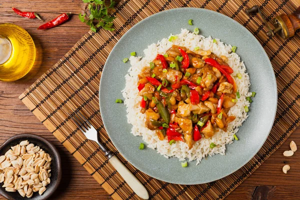 Pollo Kung Pao Trozos Pollo Frito Con Cacahuetes Pimientos Vista —  Fotos de Stock