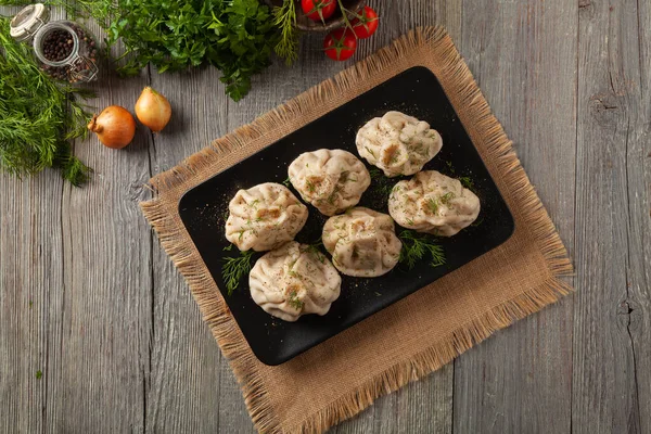 Albóndigas Georgianas Tradicionales Con Carne Khinkali Sirve Plato Con Pan —  Fotos de Stock