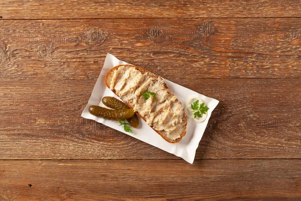 Sandwich Lard Pickled Cucumber Traditionally Rendered Lard Cracklings Onion Decorated — Stock Photo, Image