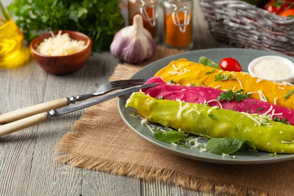 Färgglada Pannkakor Med Kyckling Och Vegan Fyllning Naturligt Färgad Med — Stockfoto