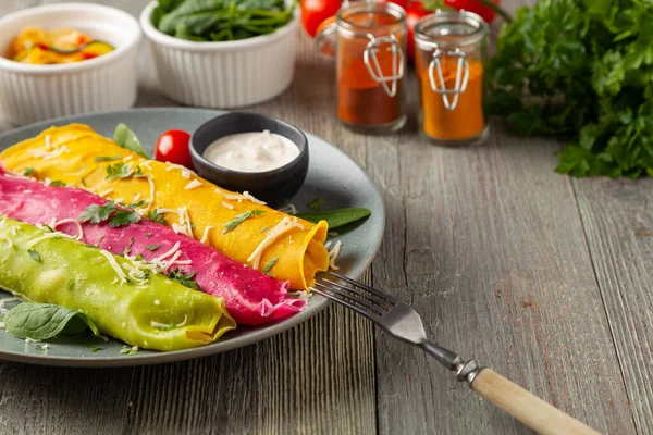 Kleurrijke Pannenkoeken Met Kip Pond Veganistische Vulling Natuurlijk Gekleurd Met — Stockfoto