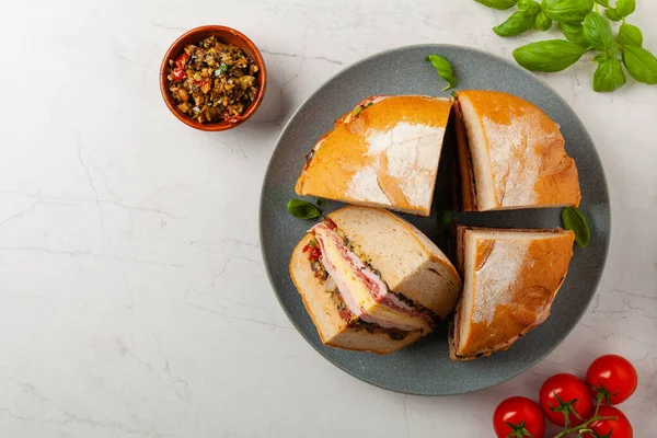 Muffuletta Sandwich Con Queso Jamón Pasta Aceitunas Una Receta Tradicional — Foto de Stock